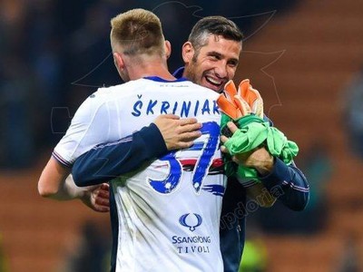 Milan Škriniar sa raduje s gólmanom po výhre nad Interom Milánp