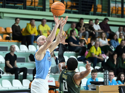 Na snímke zľava Milan Žiak (Nitra) a D'mitrik Alexander Trice (Levice)