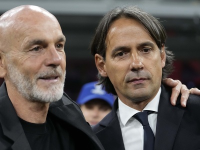 Tréner AC Stefano Pioli (vľavo) a tréner Interu Simone Inzaghi (vpravo)