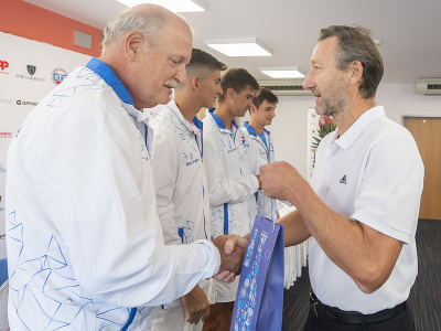 Na snímke vpravo prezident Slovenského tenisového zväzu (STZ) Miloš Mečíř a vľavo kapitán tenisového tímu chlapcov Ľubomír Kurhajec, ktorý priíma gratuláciu k štvrtému miestu na majstrovstvách Európy tímov do 18 rokov