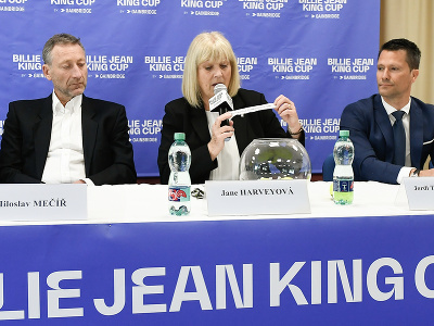 Na snímke zľava prezident Slovenského tenisového zväzu (STZ) Miloš Mečíř, hlavná rozhodkyňa Jane Harveyová (Anglicko) a zástupca Medzinárodnej tenisovej federácie Jordi Tamayo Winne (Španielsko)