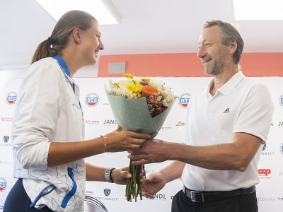 Na snímke slovenská tenistka a dvojnásobná zlatá medailistka z Európskeho olympijského festivalu mládeže (EYOF) vo dvojhre a zmiešanej štvorhre Renáta Jamrichová a prezident Slovenského tenisového zväzu (STZ) Miloš Mečíř 