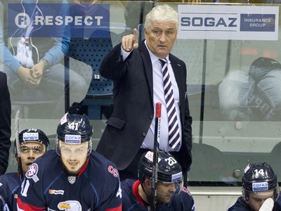 Tréner Miloš Říha v zápase hokejovej KHL medzi HC Slovan Bratislava - Lada Togliatti