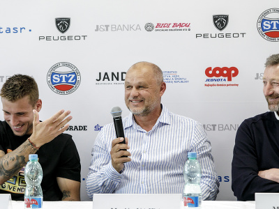 Na snímke zľava tenista Alex Molčan, jeho nový hlavný tréner Marián Vajda a prezident Slovenského tenisového zväzu Miloslav Mečíř počas tlačovej konferencie STZ v Bratislave v utorok 3. mája 2022.