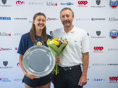 Na snímke vľavo juniorská grandslamová víťazka vo štvorhre na Roland Garros 2024 Renáta Jamrichová pózuje s trofejou spolu s prezidentom Slovenského tenisového zväzu (STZ) Miloslavom Mečířom