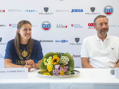 Na snímke vľavo juniorská grandslamová víťazka vo štvorhre na Roland Garros 2024 Renáta Jamrichová a prezident Slovenského tenisového zväzu (STZ) Miloslav Mečíř
