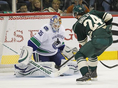 Martin Havlát prekonáva bránkara Canucks Coryho Schneidera