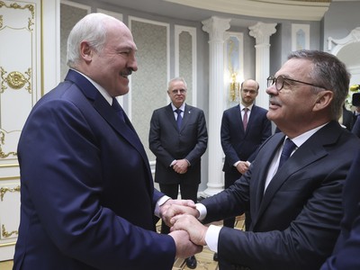 Bieloruský prezident Alexandr Lukašenko (vľavo) a prezident Medzinárodnej hokejovej federácie (IIHF) René Fasel počas stretnutia v Minsku