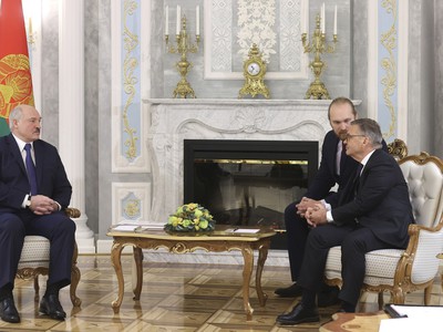 Bieloruský prezident Alexandr Lukašenko (vľavo) a prezident Medzinárodnej hokejovej federácie (IIHF) René Fasel (vpravo) počas stretnutia v Minsku
