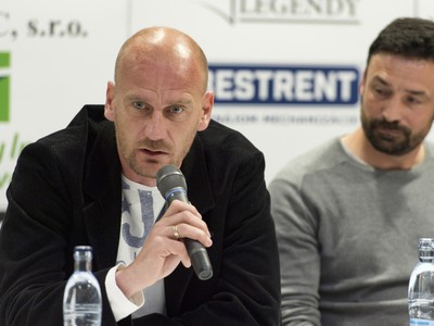 Na snímke vľavo Miroslav Karhan a vpravo Samuel Slovák počas tlačovej konferencie pred Zápasom futbalových legiend