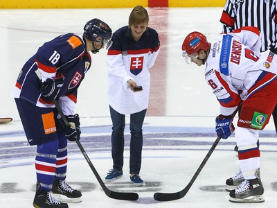 Úvodné buly: Miroslav Šatan, slovenská reprezentantka v biatlone Anastasia Kuzminová a Rus Denis Denisov