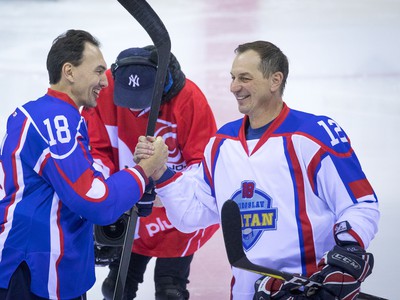 Hokejisti Miroslav Šatan a Peter Bondra počas exhibičného rozlúčkového zápasu Miroslava Šatana