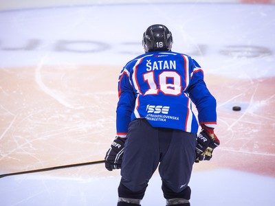 Hokejista Miroslav Šatan počas svojho exhibičného rozlúčkového zápas na Zimnom štadióne Ondreja Nepelu