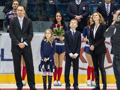 Dlhoročný kapitán slovenskej hokejovej reprezentácie Miroslav Šatan s rodinou