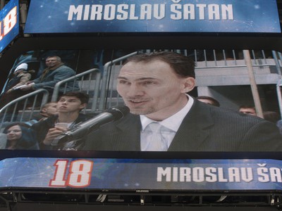 Vedenie HC Slovan Bratislava uctilo Miroslava Šatana. 