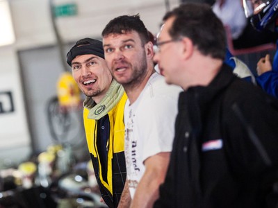 Slovenskí hokejoví reprezentanti Miroslav Šatan a Jozef Stümpel na súťaži v motokárach