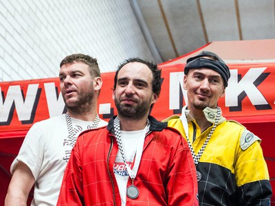 Slovenskí hokejoví reprezentanti Miroslav Šatan, teamhost Peter Brül a Jozef Stümpel na súťaži v motokárach