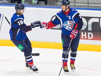 Miroslav Šatan a Iľja Kovaľčuk oslavujú gól v Zápase hviezd KHL v Bratislave