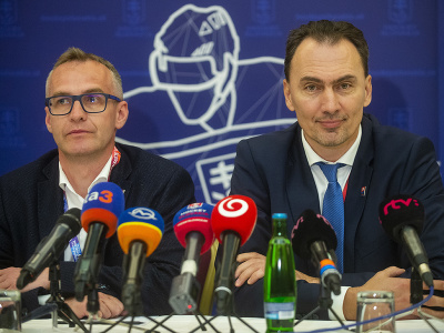 Zľava člen výkonného výboru Slovenského zväzu ľadového hokeja (SZĽH) Miroslav Dráb a novozvolený prezident SZĽH Miroslav Šatan