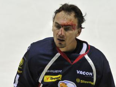 Zakrvavený Miroslav Šatan po bitke s Martinom Bačom