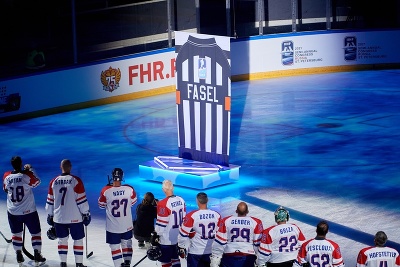 Exhibícia na počesť dosluhujúceho prezidenta Medzinárodnej hokejovej federácie Reného Fasela 