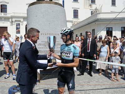 Zľava: Predseda NR Peter Pellegrini a víťaz Bratislavskej hradnej časovky cyklista Erik Baška