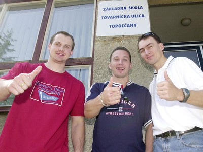 Miroslav Šatan, Ľubomír Višňovský a Radoslav Hecl si prišli do Topoľčian zaspomínať na svoje školské roky, ktoré strávili práve na tejto škole v laviciach hokejovej triedy