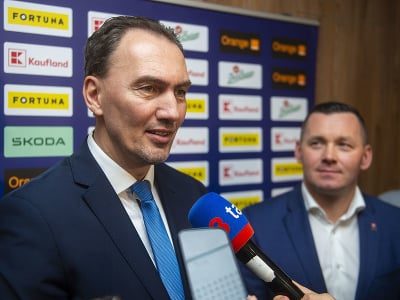 Na snímke zľava prezident SZĽH Miroslav Šatan a generálny sekretár SZĽH Miroslav Lažo