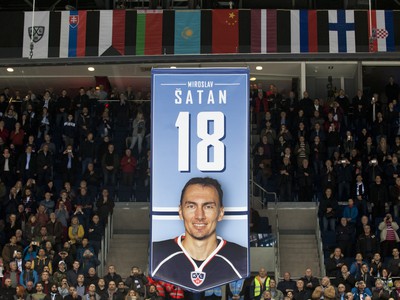 Vedenie HC Slovan Bratislava si pred zápasom KHL s Červenou hviezdou Kchun-lun uctilo jednu z ikon slovenského hokeja Miroslava Šatana. 
