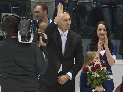 Vedenie HC Slovan Bratislava si pred zápasom KHL s Červenou hviezdou Kchun-lun uctilo jednu z ikon slovenského hokeja Miroslava Šatana. 