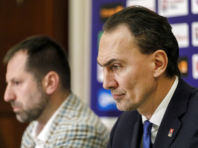 Na snímke zľava člen výkonného výboru Slovenského zväzu ľadového hokeja Richard Pavlikovský a prezident SZĽH Miroslav Šatan