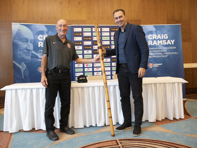 Na snímke prezident Slovenského zväzu ľadového hokeja Miroslav Šatan a tréner slovenskej hokejovej reprezentácie Craig Ramsay po preberaní darčekov počas tlačovej konferencie 6. júna 2023 v Bratislave