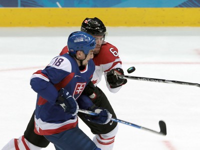 Miroslav Šatan a Shea Weber v súboji o puk