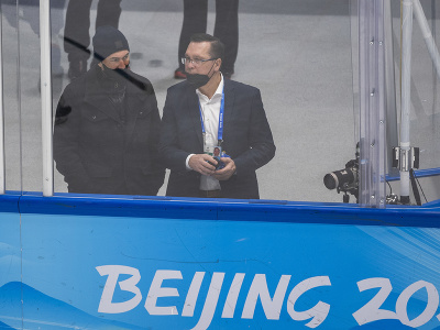 Generálny manažér slovenskej hokejovej reprezentácie Miroslav Šatan a jeho asistent Oto Haščák sledujú rozkorčuľovanie hráčov pred zápasom základnej C-skupiny Lotyšsko - Slovensko na ZOH 2022 v Pekingu