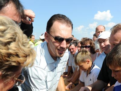Miroslav Šatan podpisuje kartičky svojim fanúšikom