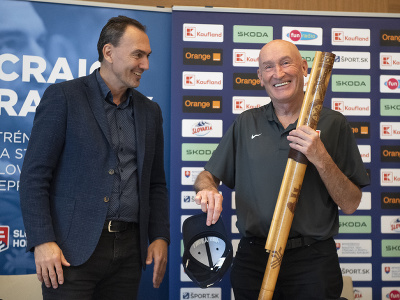 Na snímke prezident Slovenského zväzu ľadového hokeja Miroslav Šatan a tréner slovenskej hokejovej reprezentácie Craig Ramsay s darovanou fujarou počas tlačovej konferencie 6. júna 2023 v Bratislave
