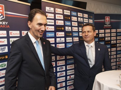 Na snímke vľavo nový prezident SZĽH Miroslav Šatan a vpravo bývalý prezident a nový člen výkonného výboru SZĽH Martin Kohút