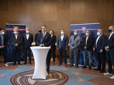 Na snímke uprostred prezident Slovenského zväzu ľadového hokeja (SZĽH) Miroslav Šatan počas tlačovej konferencie SZĽH na tému 