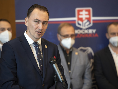 Na snímke v popredí prezident Slovenského zväzu ľadového hokeja (SZĽH) Miroslav Šatan počas tlačovej konferencie SZĽH na tému 