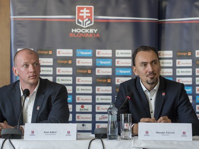 Na snímke zľava výkonný riaditeľ Slovenského zväzu ľadového hokeja Peter Kruľ a prezident SZĽH Miroslav Šatan