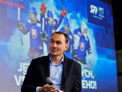 Prezident SZĽH Miroslav  Šatan počas tlačovej konferencie