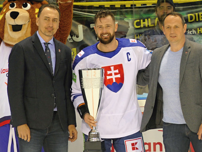 Na snímke kapitán Slovenska Tomáš Tatar s trofejou a vľavo prezident Slovenského zväzu ľadového hokeja (SZĽH) Miroslav Šatan