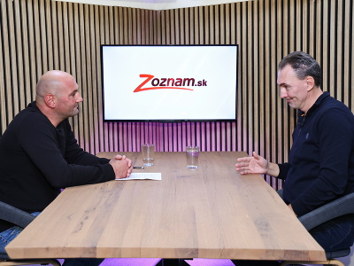 Moderátor Viťo Chrappa a slovenská hokejová legenda Miroslav Šatan v podcaste Šampióni 