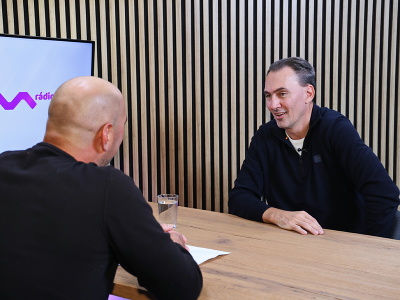 Moderátor Viťo Chrappa a slovenská hokejová legenda Miroslav Šatan v podcaste Šampióni 