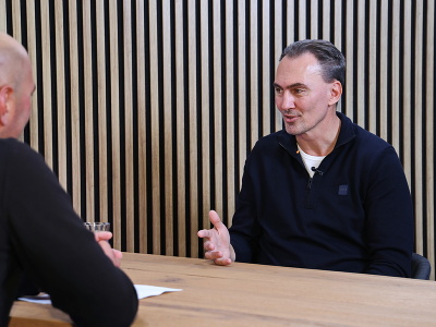 Moderátor Viťo Chrappa a slovenská hokejová legenda Miroslav Šatan v podcaste Šampióni 
