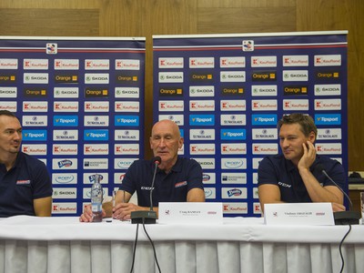Na snímke zľava generálny manažér Slovenského zväzu ľadového hokeja Miroslav Šatan, nový tréner slovenskej hokejovej reprezentácie Craig Ramsay a asistent trénere Vladimír Országh