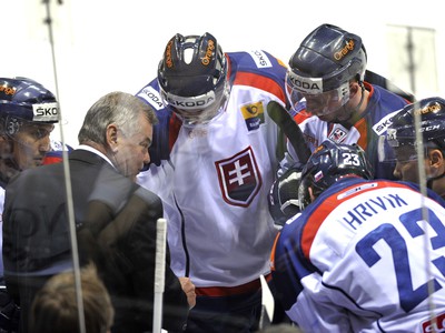 Tréner Vladimír Vůjtek na lavičke slovenskej hokejovej reprezentácie počas duelu s Nórskom