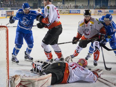 Miroslav Šimonovič zasahuje pred