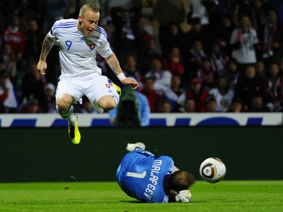 Miroslav Stoch a brankár Viačeslav Malafejev 