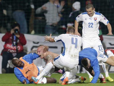 Miroslav Stoch so spoluhráčmi oslavuje víťazný gól Slovenska